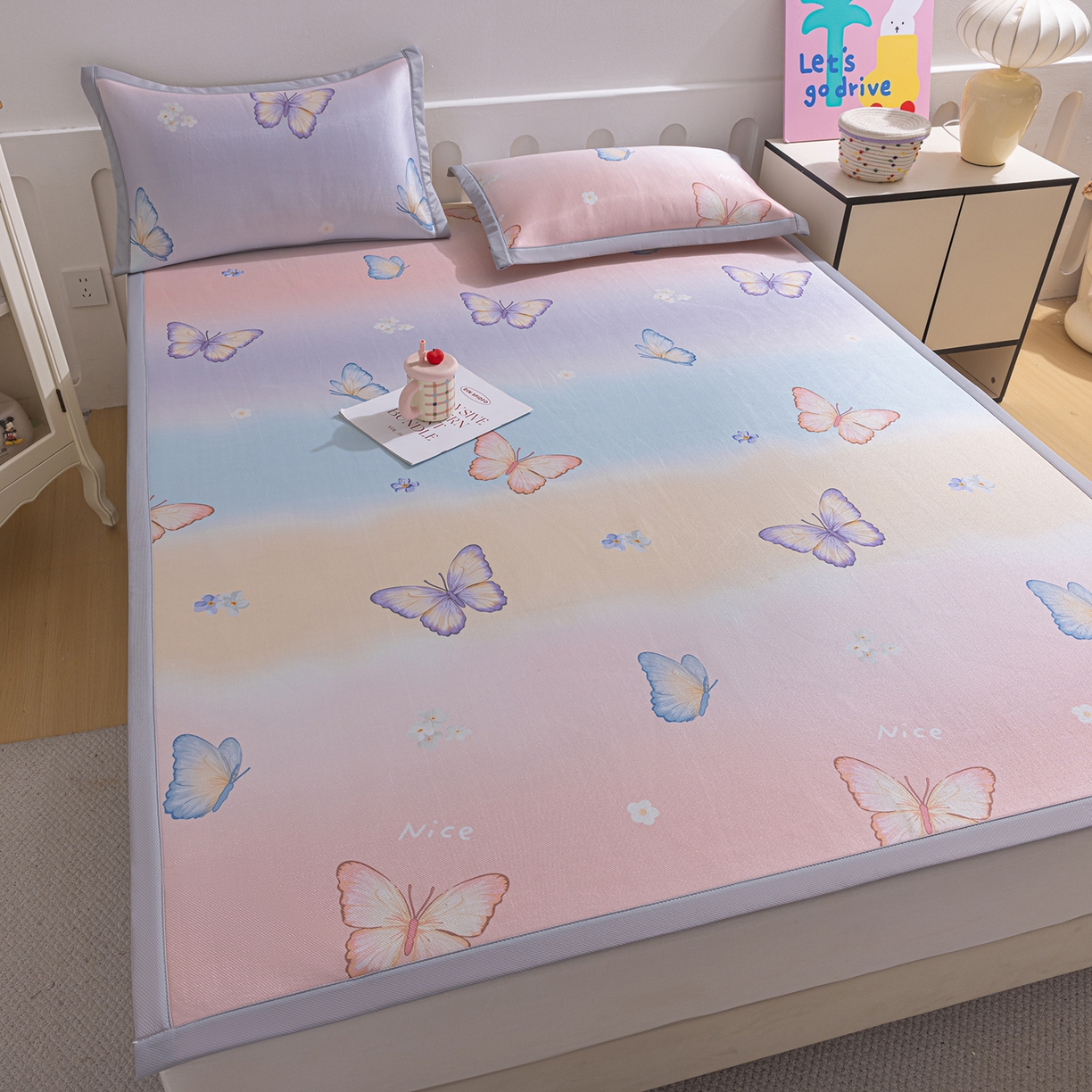 91家纺网 家纺一手货源 找家纺 小萌虎 2026新款碳光冰丝席平铺款床席款 七彩蝴蝶