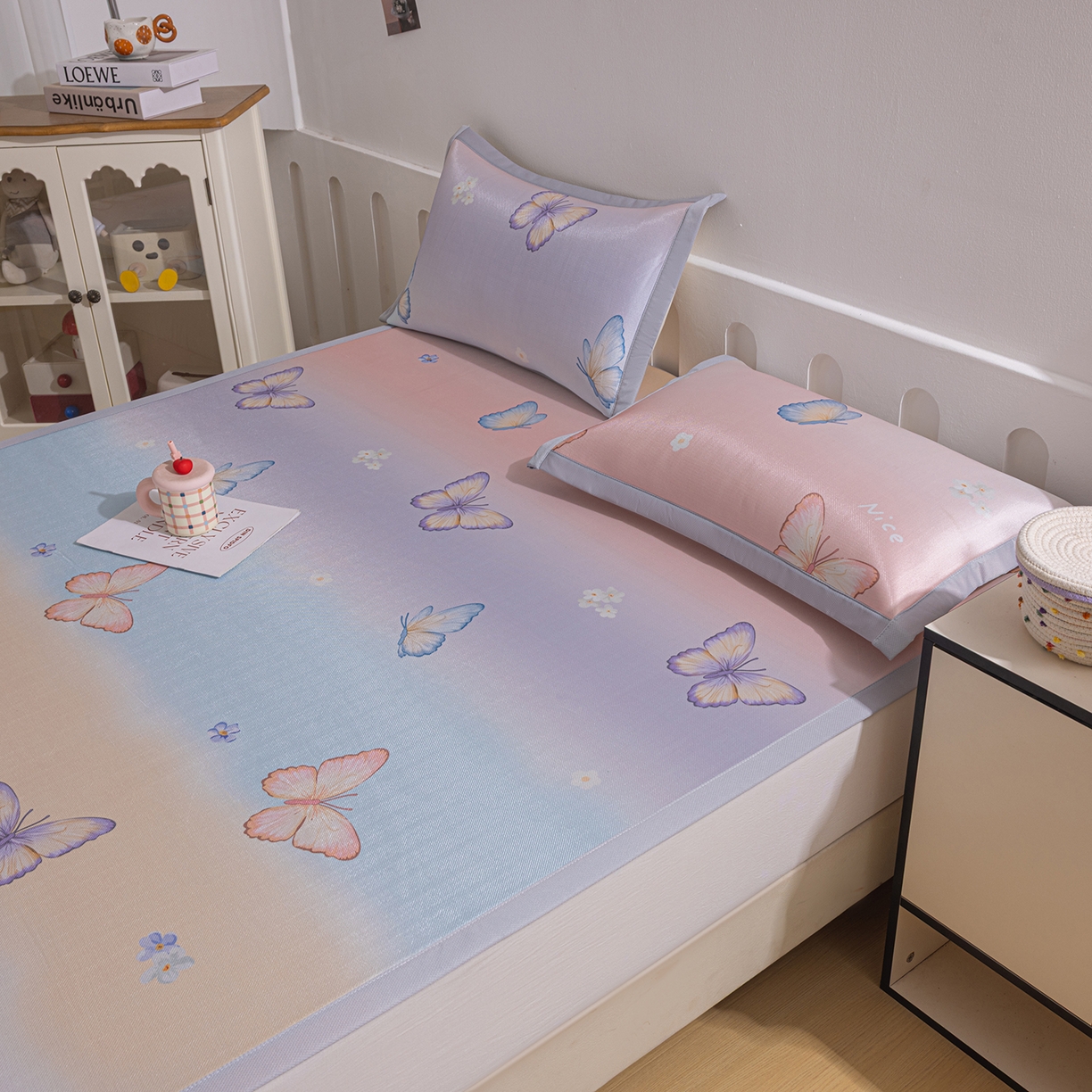 91家纺网 家纺一手货源 找家纺 小萌虎 2026新款碳光冰丝席平铺款床席款 七彩蝴蝶