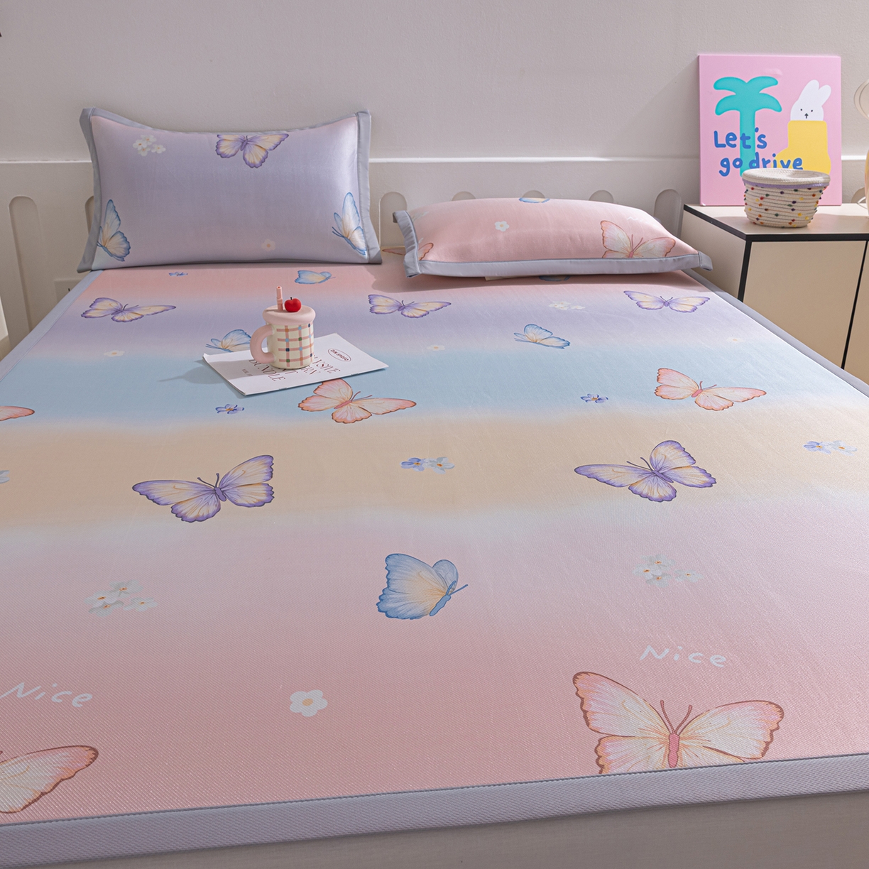 91家纺网 家纺一手货源 找家纺 小萌虎 2026新款碳光冰丝席平铺款床席款 七彩蝴蝶