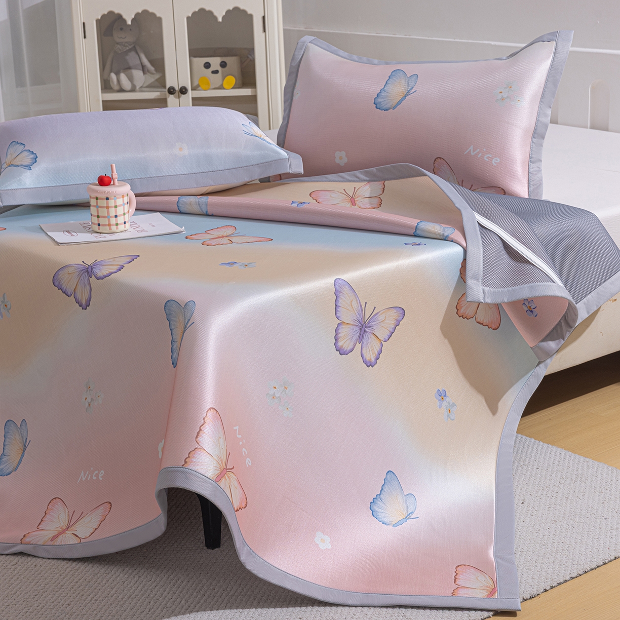 91家纺网 家纺一手货源 找家纺 小萌虎 2026新款碳光冰丝席平铺款床席款 七彩蝴蝶