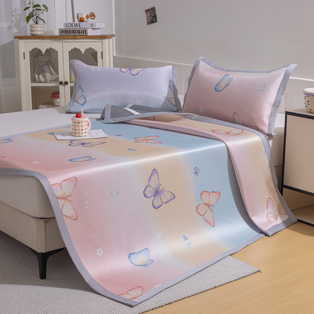 91家纺网 家纺一手货源 找家纺 小萌虎 2026新款碳光冰丝席平铺款床席款 七彩蝴蝶