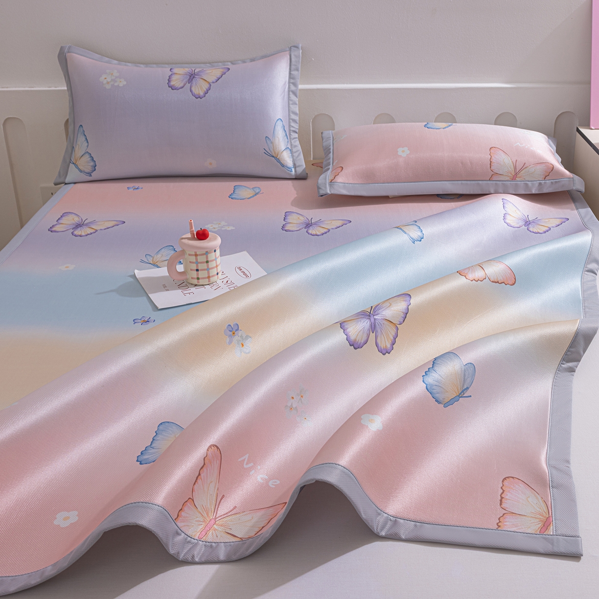 91家纺网 家纺一手货源 找家纺 小萌虎 2026新款碳光冰丝席平铺款床席款 七彩蝴蝶