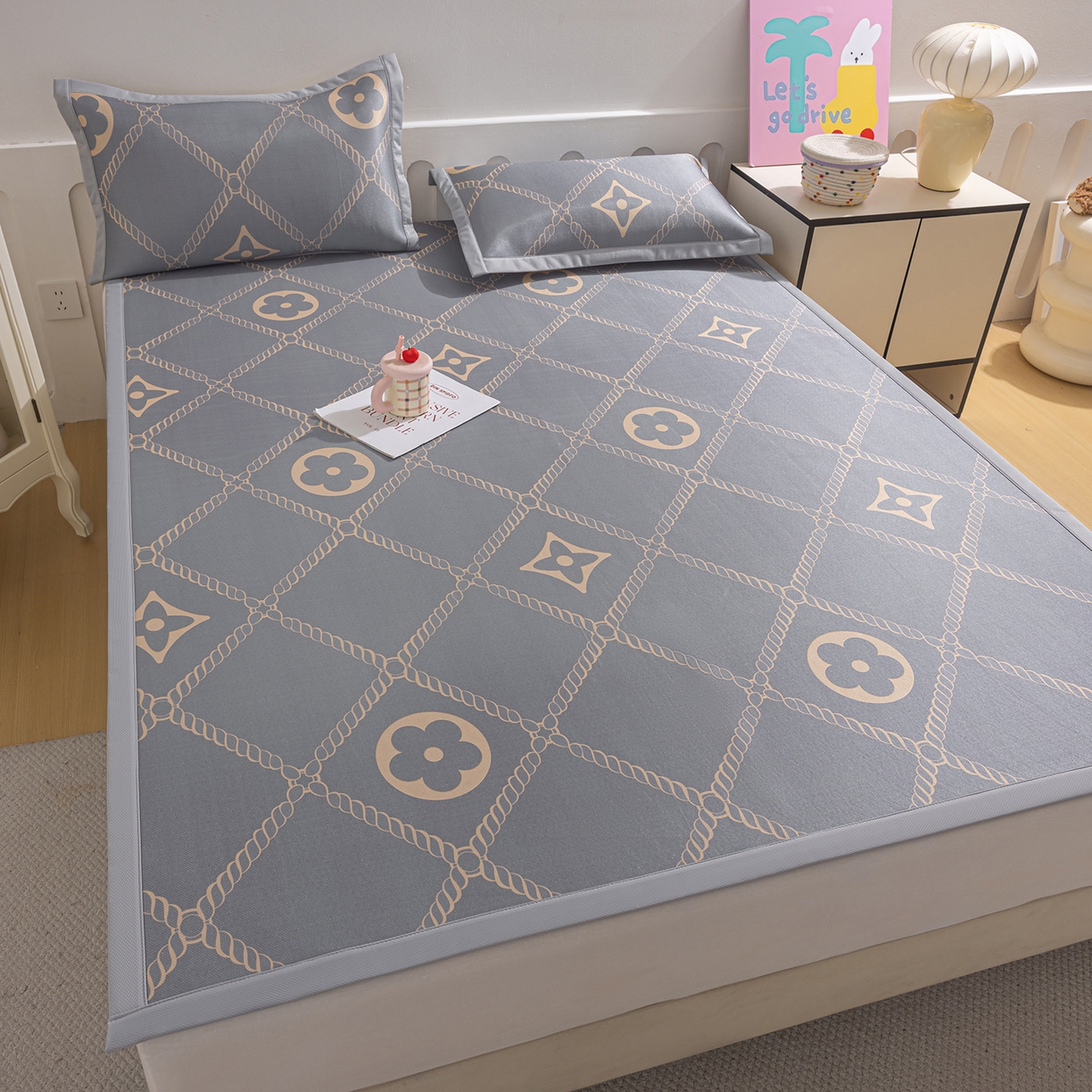 91家纺网 家纺一手货源 找家纺 小萌虎 2026新款碳光冰丝席平铺款床席款 四叶草