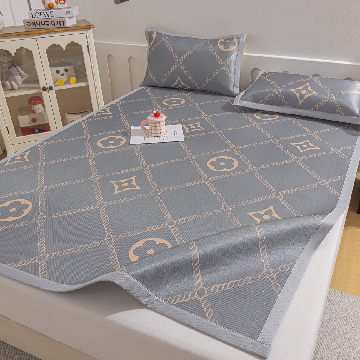 91家纺网 家纺一手货源 找家纺 小萌虎 2026新款碳光冰丝席平铺款床席款 四叶草