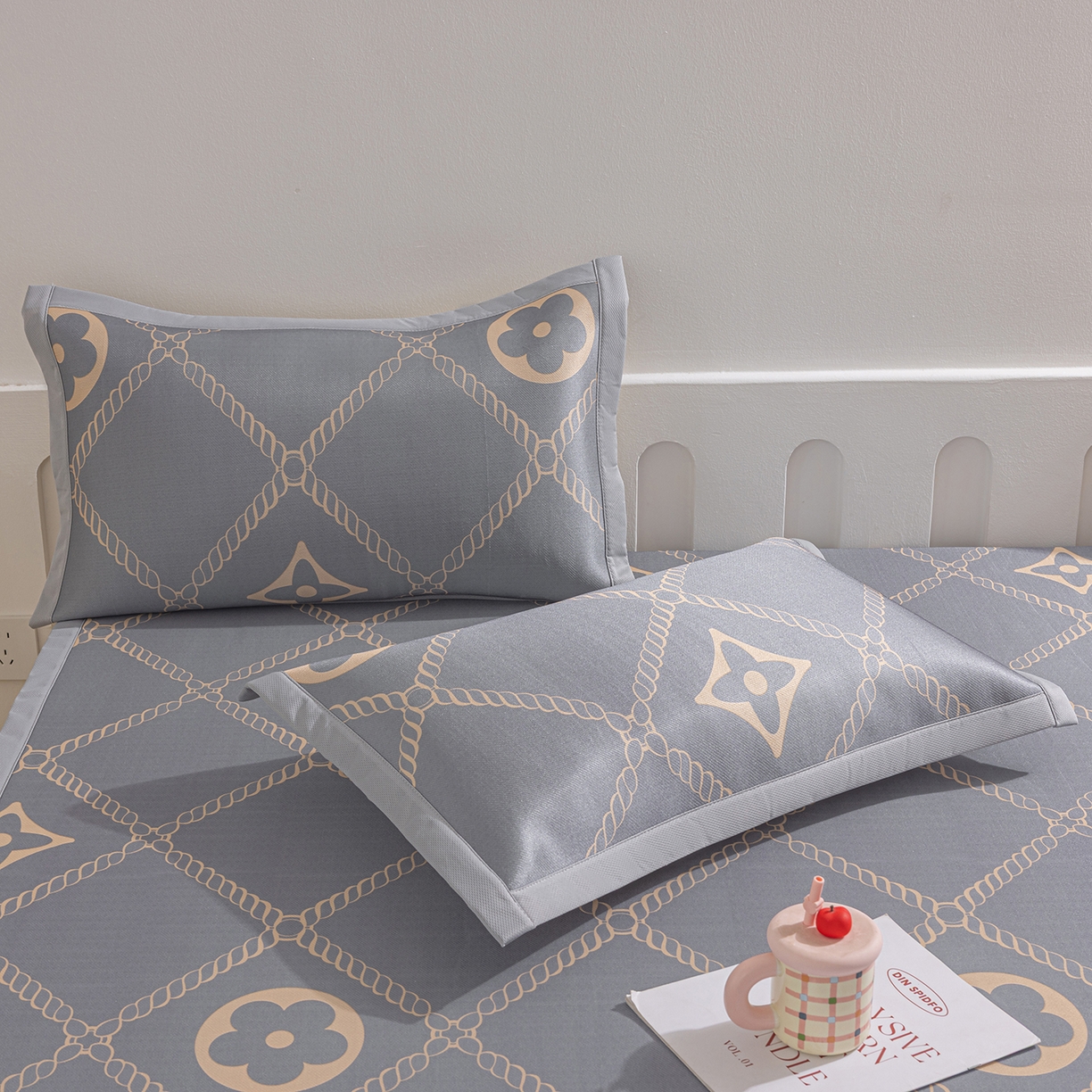 91家纺网 家纺一手货源 找家纺 小萌虎 2026新款碳光冰丝席平铺款床席款 四叶草