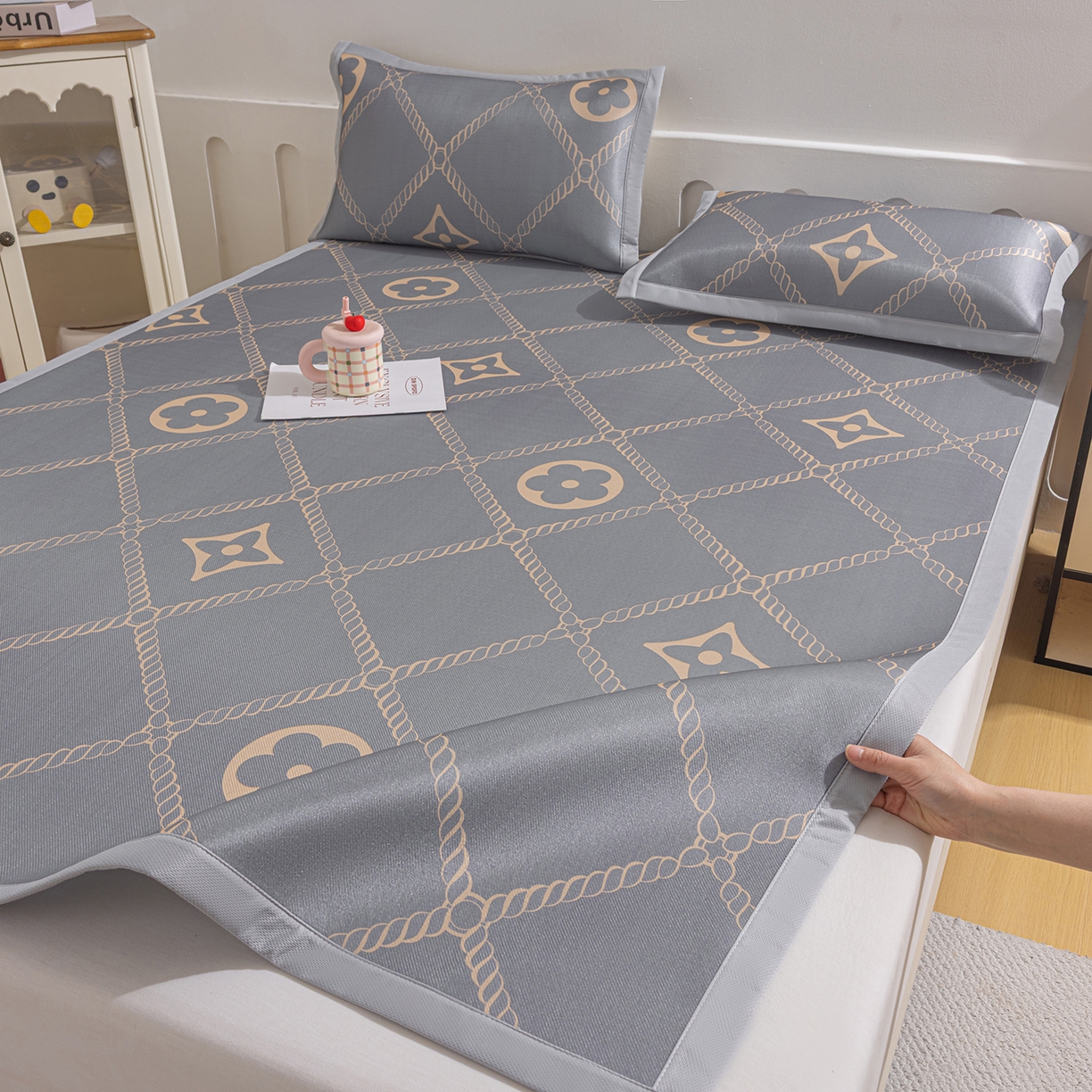 91家纺网 家纺一手货源 找家纺 小萌虎 2026新款碳光冰丝席平铺款床席款 四叶草