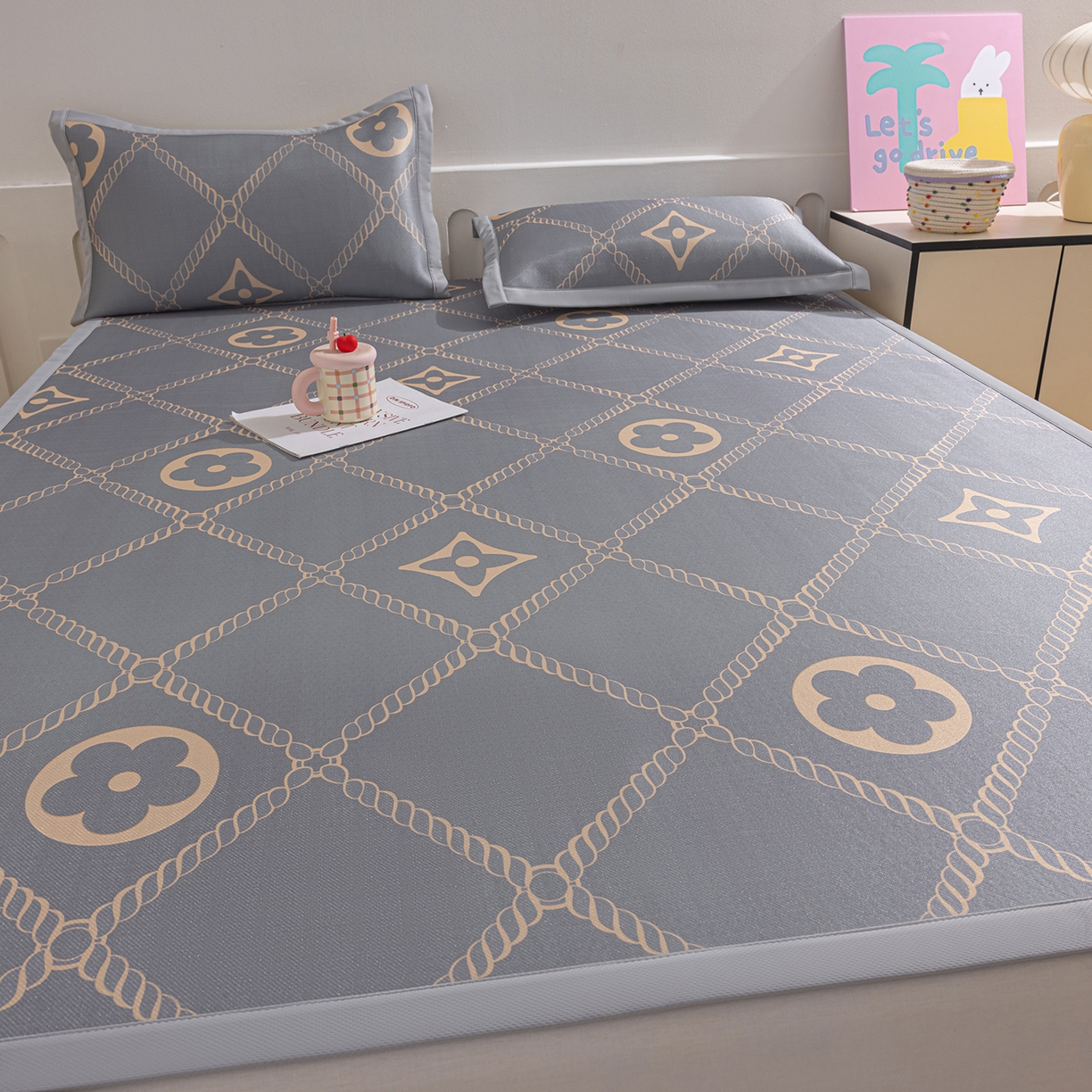 91家纺网 家纺一手货源 找家纺 小萌虎 2026新款碳光冰丝席平铺款床席款 四叶草