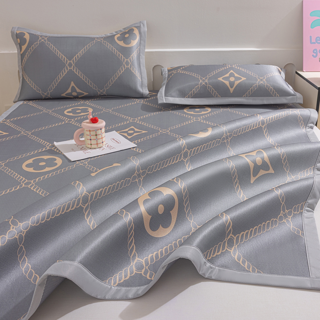 91家纺网 家纺一手货源 找家纺 小萌虎 2026新款碳光冰丝席平铺款床席款 四叶草