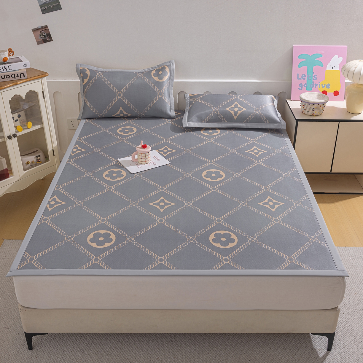 91家纺网 家纺一手货源 找家纺 小萌虎 2026新款碳光冰丝席平铺款床席款 四叶草