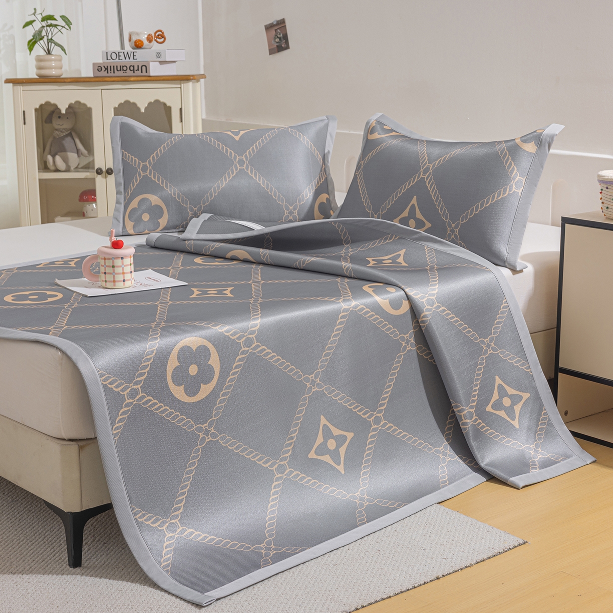 91家纺网 家纺一手货源 找家纺 小萌虎 2026新款碳光冰丝席平铺款床席款 四叶草