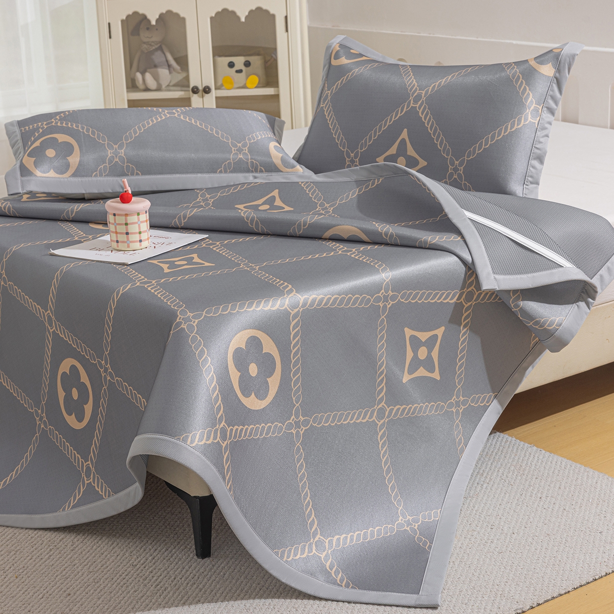 91家纺网 家纺一手货源 找家纺 小萌虎 2026新款碳光冰丝席平铺款床席款 四叶草