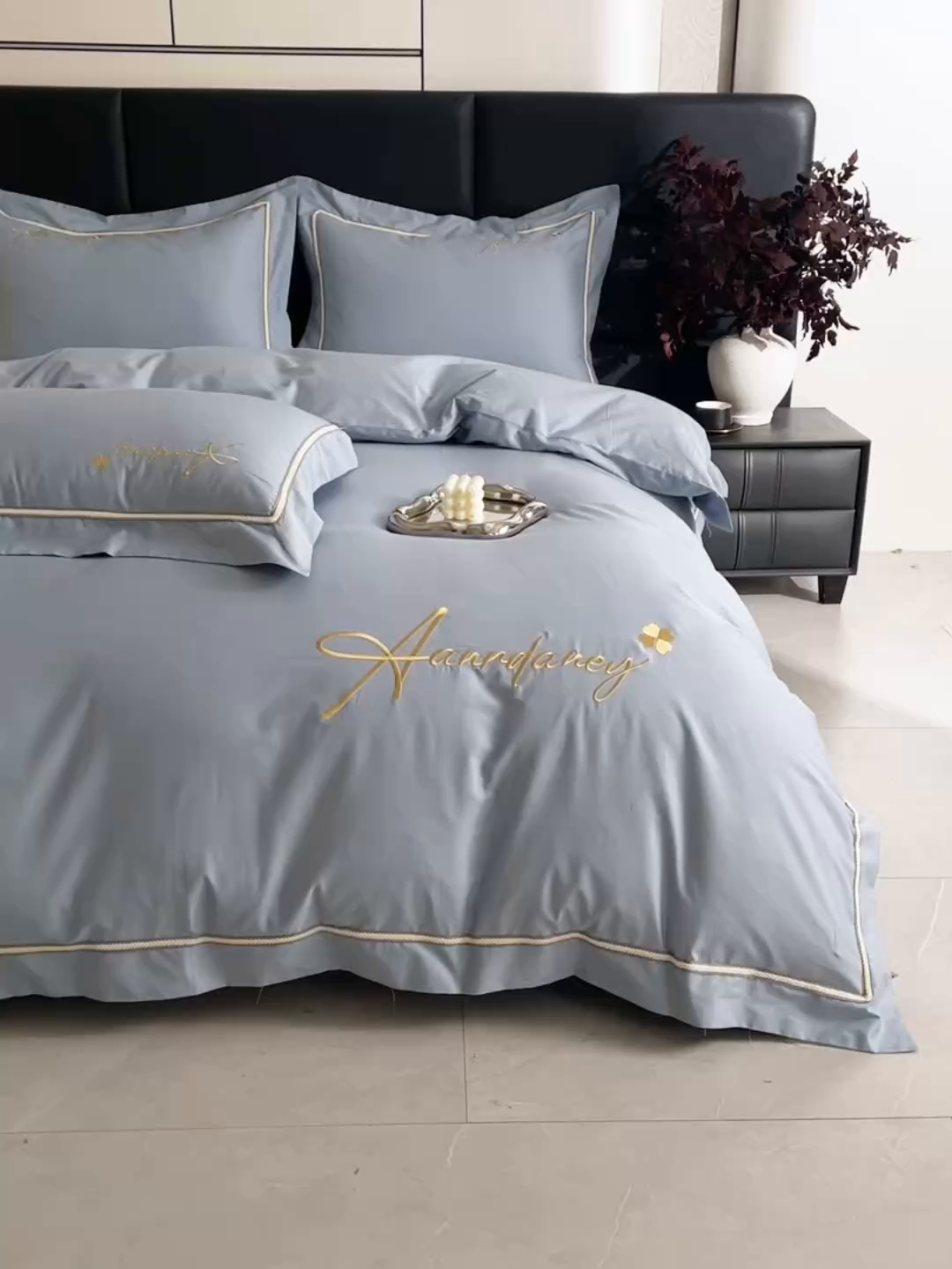 91家纺网 家纺一手货源 找家纺 湘雪家居 2026新款长绒棉高支高密纯棉刺绣四件套-幕镜款 幕镜-烟雾蓝