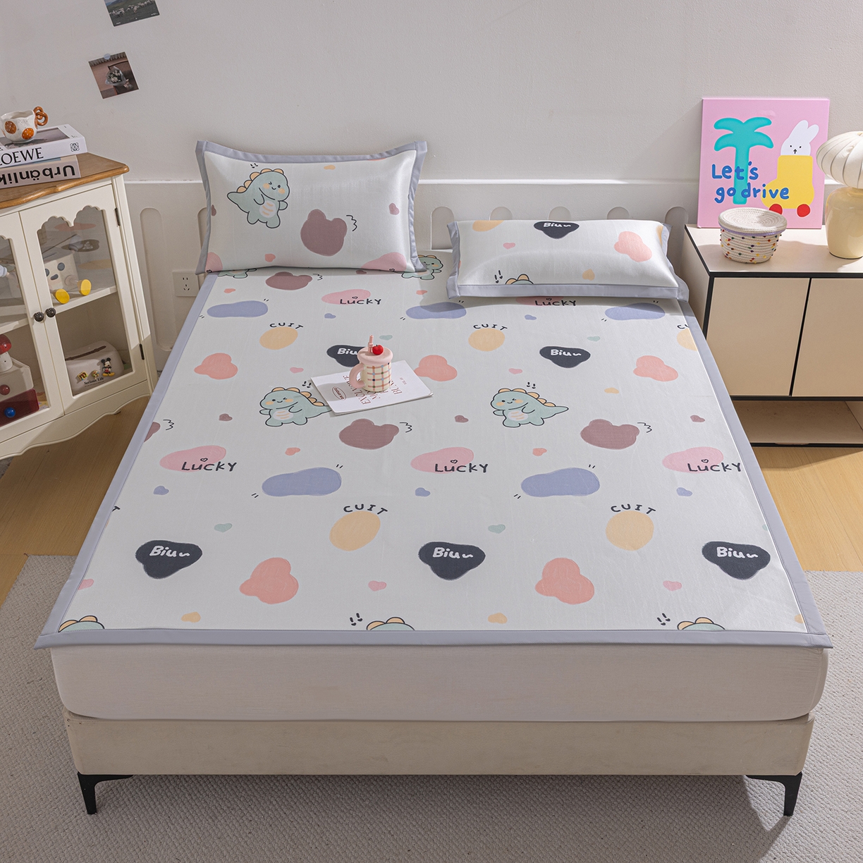 91家纺网 家纺一手货源 找家纺 小萌虎 2026新款碳光冰丝席平铺款床席款 小恐龙