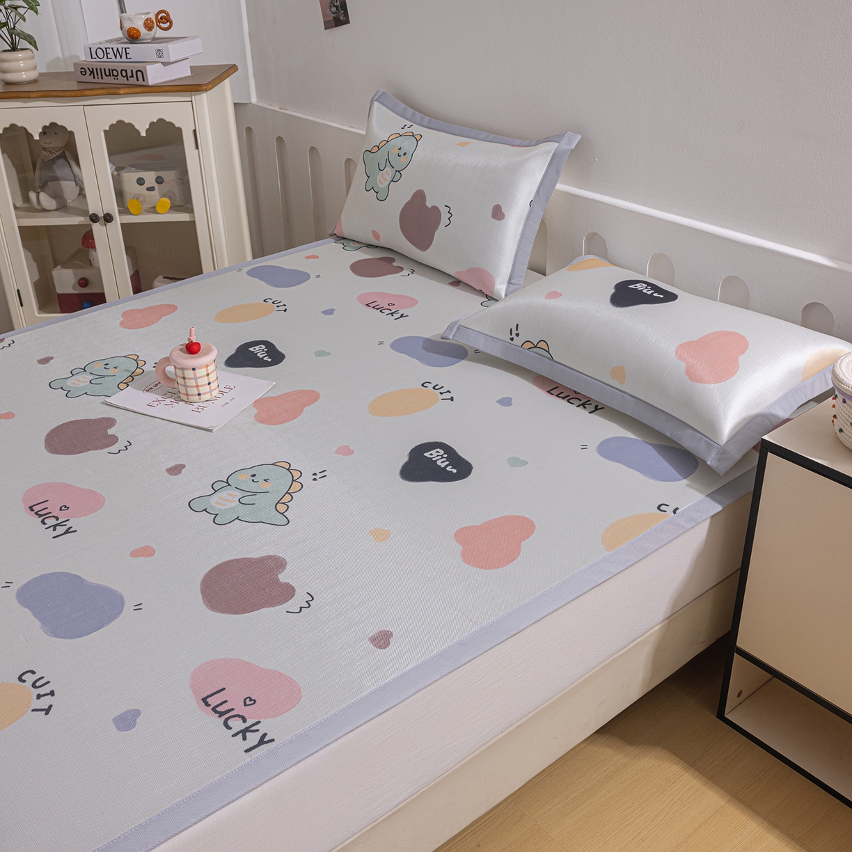 91家纺网 家纺一手货源 找家纺 小萌虎 2026新款碳光冰丝席平铺款床席款 小恐龙