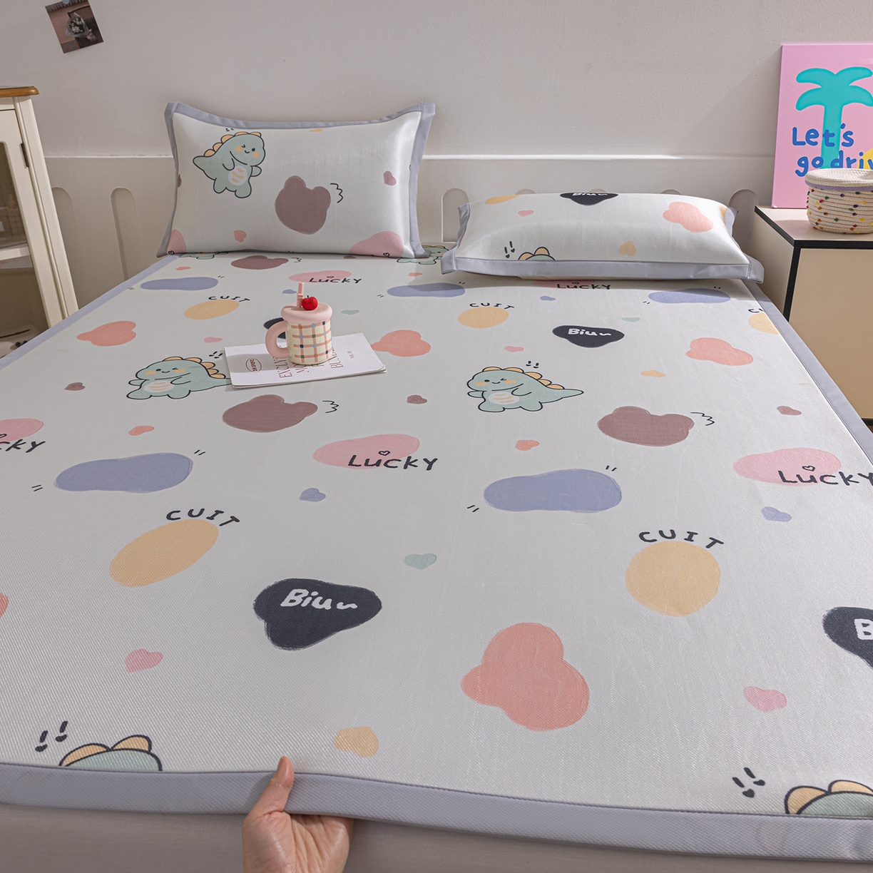 91家纺网 家纺一手货源 找家纺 小萌虎 2026新款碳光冰丝席平铺款床席款 小恐龙