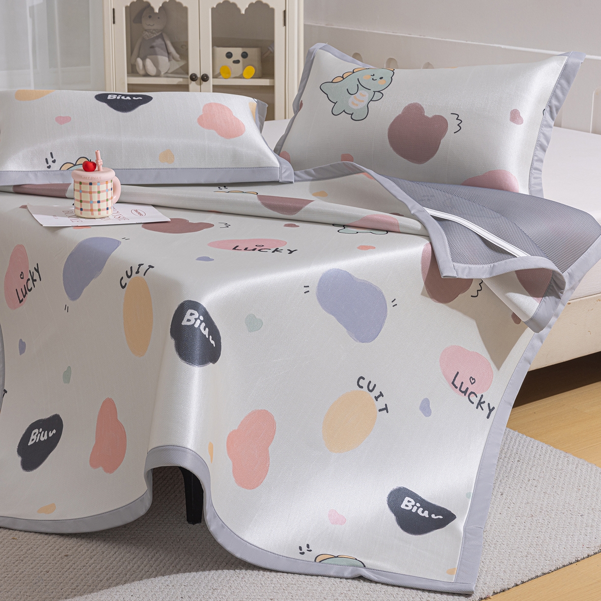 91家纺网 家纺一手货源 找家纺 小萌虎 2026新款碳光冰丝席平铺款床席款 小恐龙