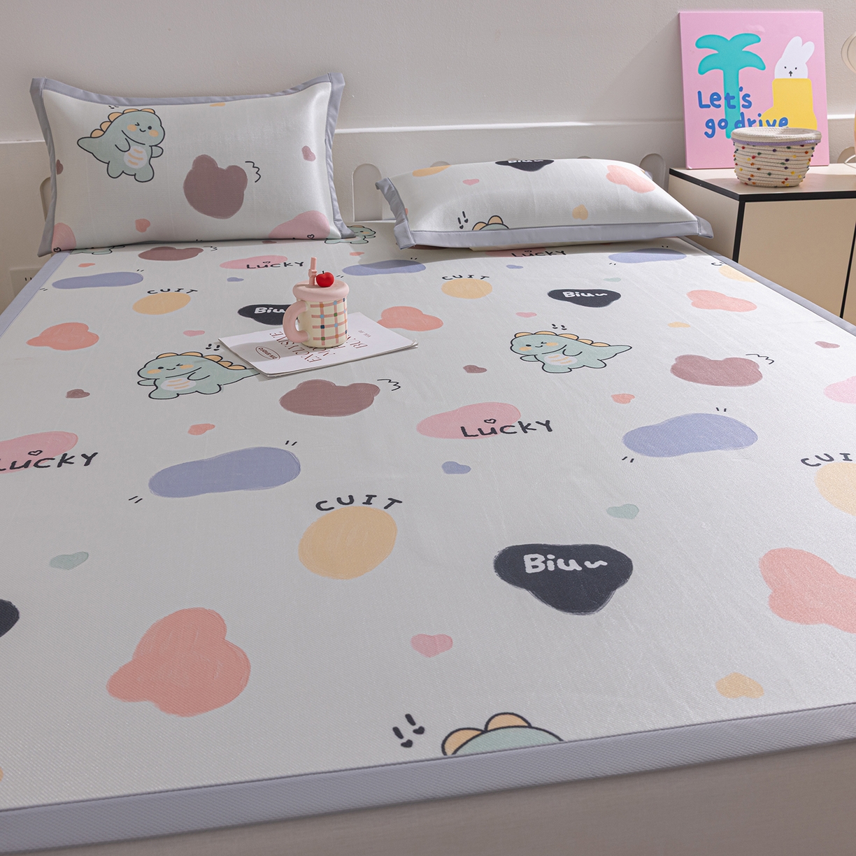 91家纺网 家纺一手货源 找家纺 小萌虎 2026新款碳光冰丝席平铺款床席款 小恐龙