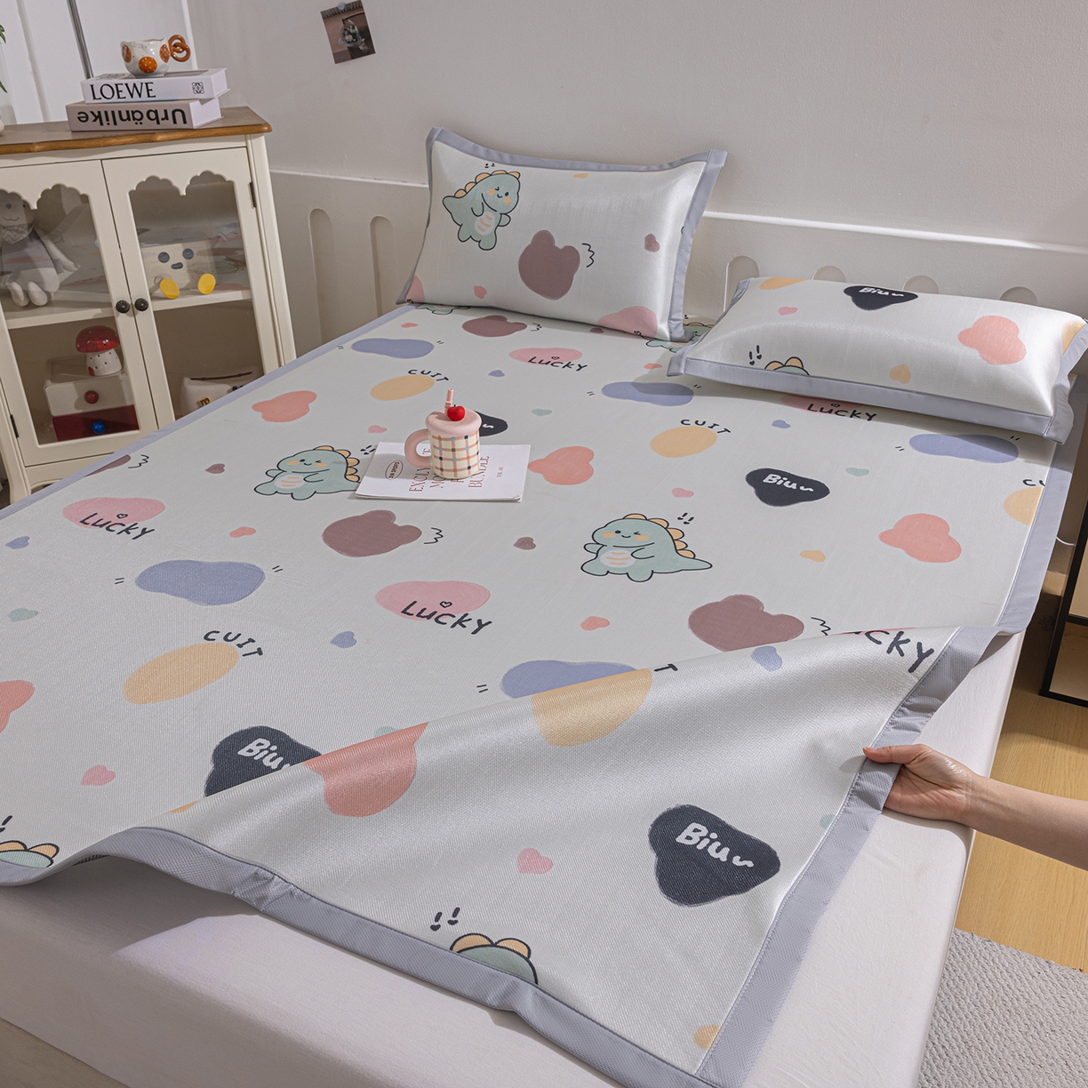 91家纺网 家纺一手货源 找家纺 小萌虎 2026新款碳光冰丝席平铺款床席款 小恐龙