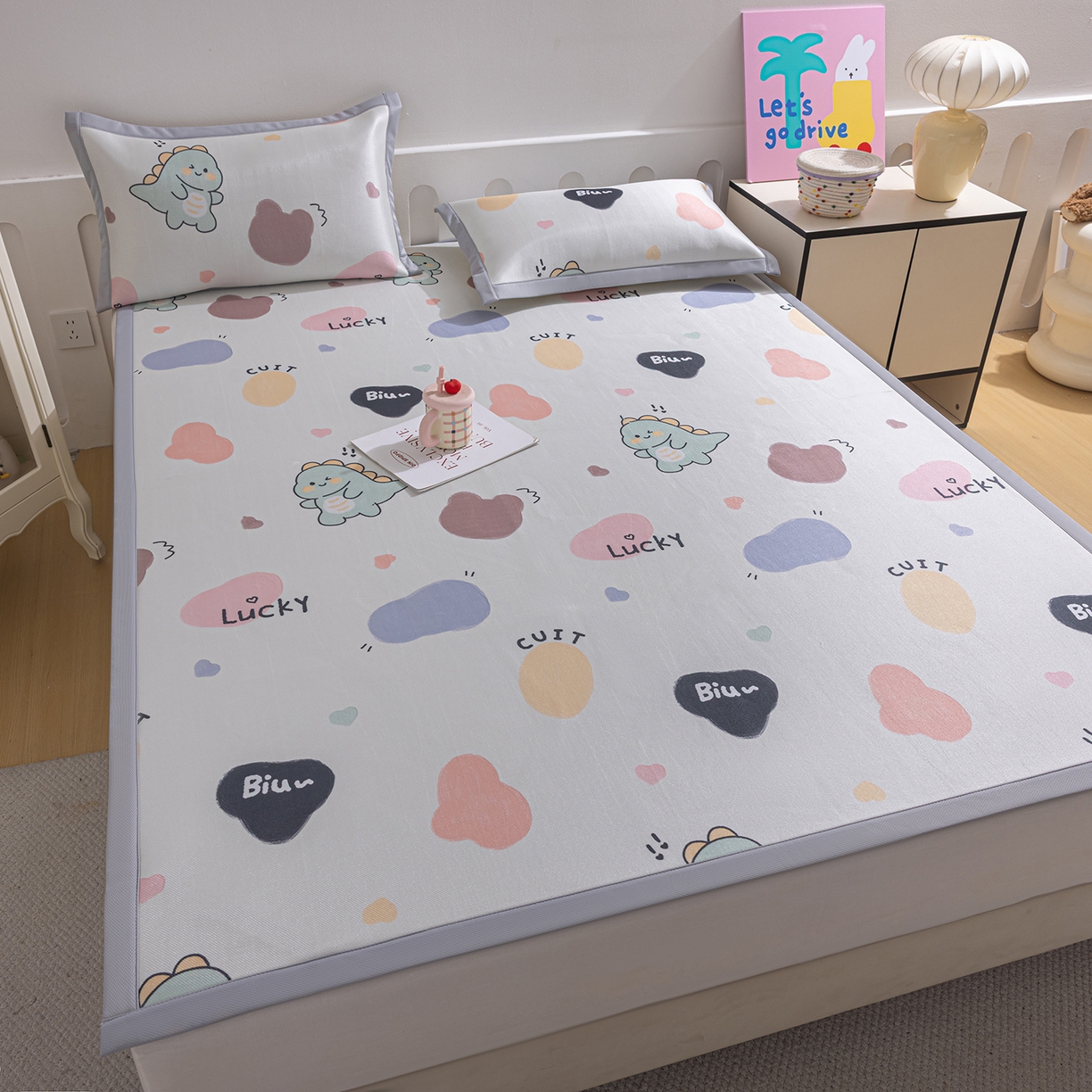 91家纺网 家纺一手货源 找家纺 小萌虎 2026新款碳光冰丝席平铺款床席款 小恐龙