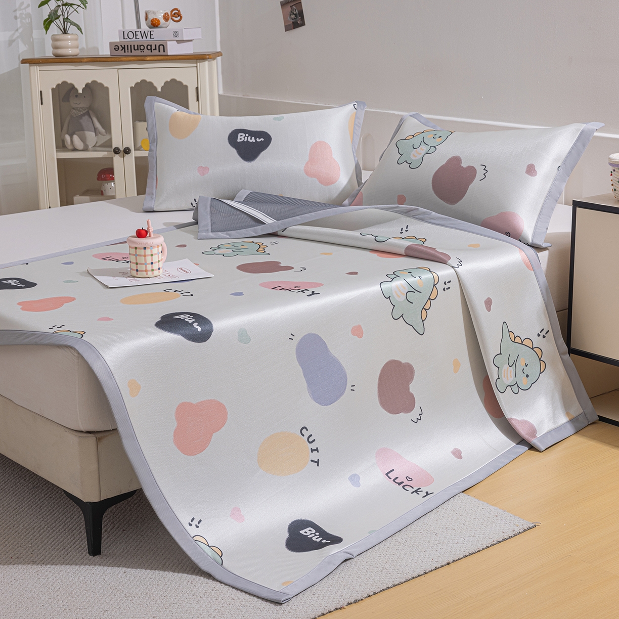 91家纺网 家纺一手货源 找家纺 小萌虎 2026新款碳光冰丝席平铺款床席款 小恐龙