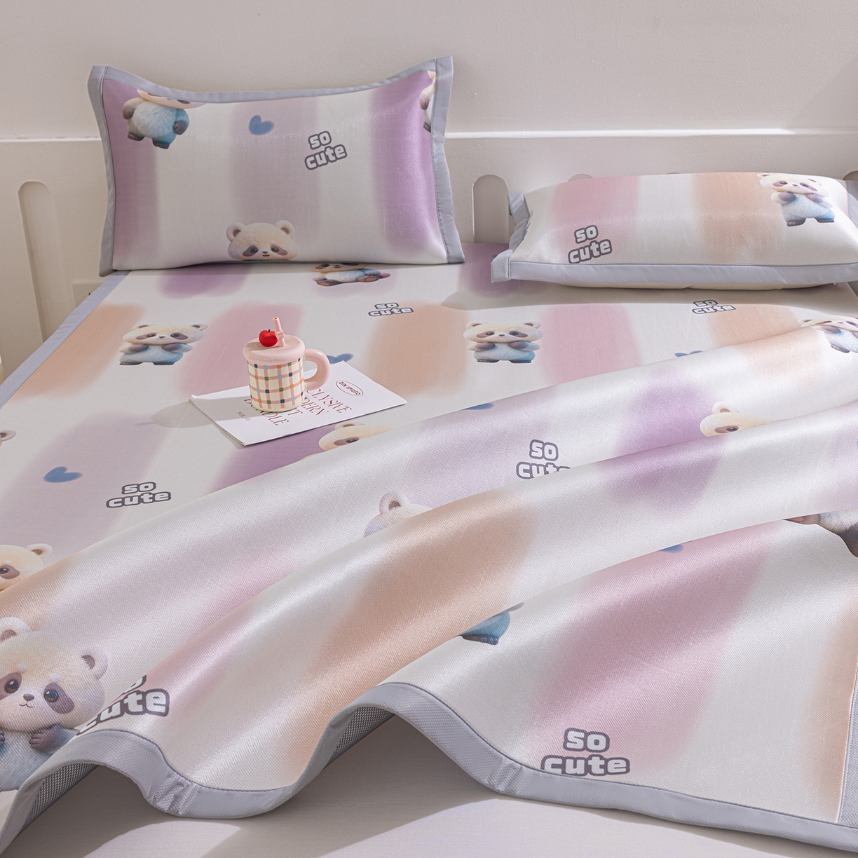 91家纺网 家纺一手货源 找家纺 小萌虎 2026新款碳光冰丝席平铺款床席款 小熊猫