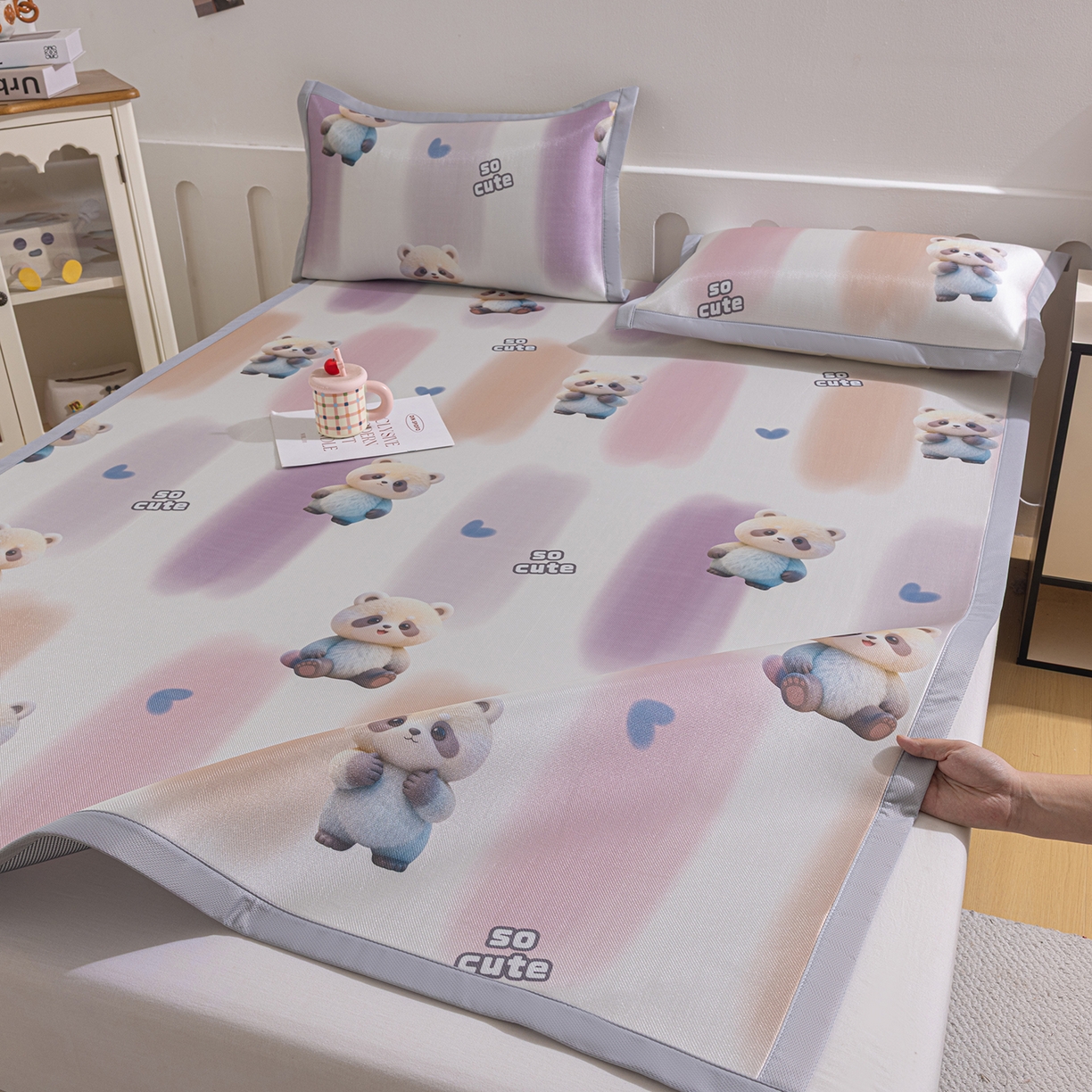 91家纺网 家纺一手货源 找家纺 小萌虎 2026新款碳光冰丝席平铺款床席款 小熊猫