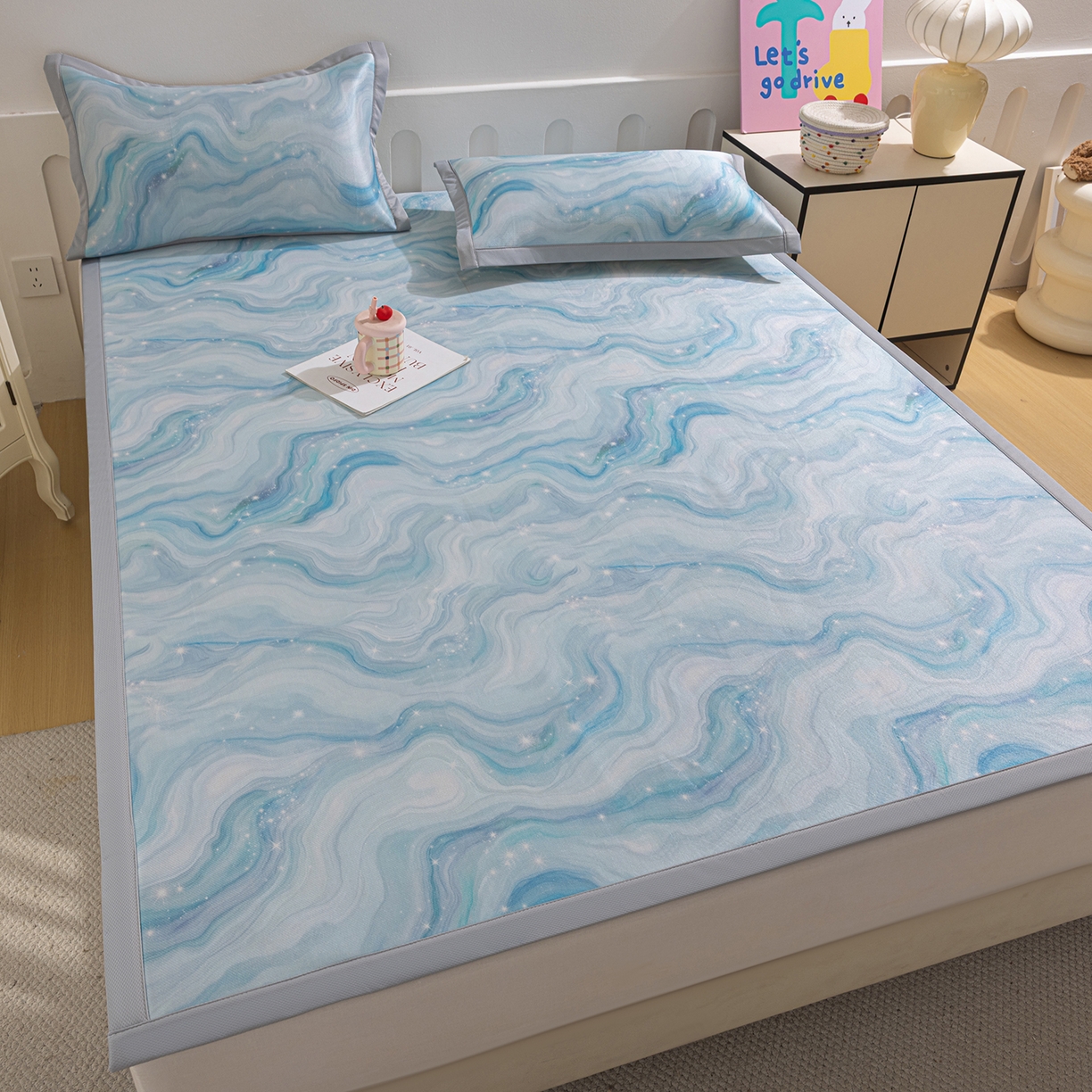 91家纺网 家纺一手货源 找家纺 小萌虎 2026新款碳光冰丝席平铺款床席款 星空