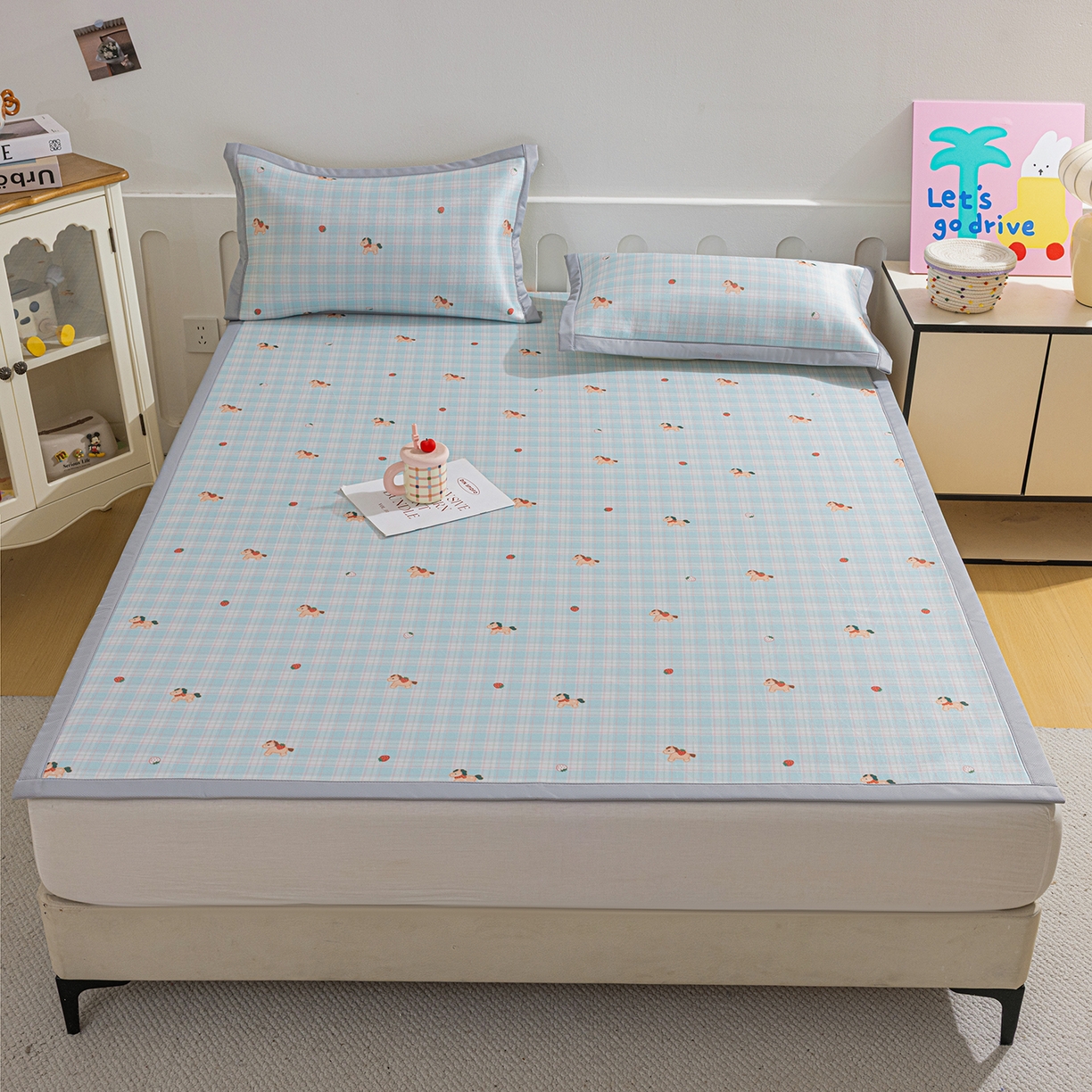 91家纺网 家纺一手货源 找家纺 小萌虎 2026新款碳光冰丝席平铺款床席款 一马当先-蓝