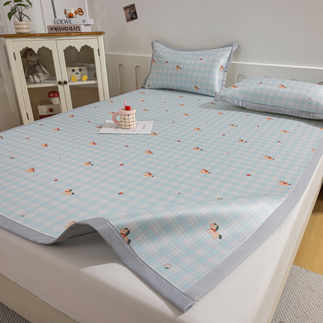 91家纺网 家纺一手货源 找家纺 小萌虎 2026新款碳光冰丝席平铺款床席款 一马当先-蓝