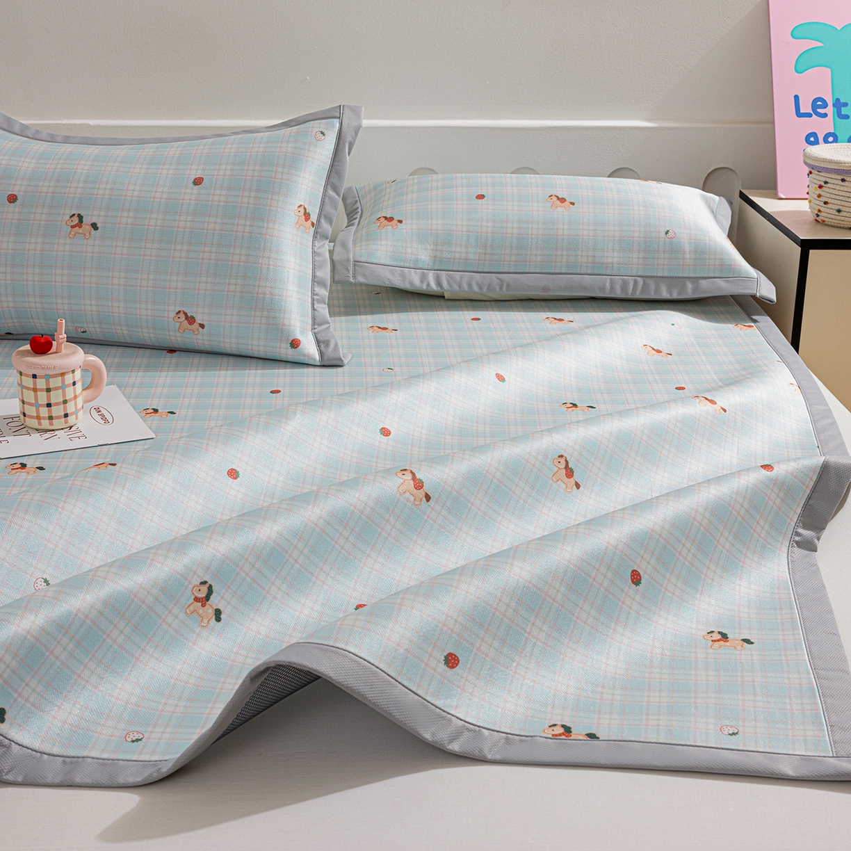 91家纺网 家纺一手货源 找家纺 小萌虎 2026新款碳光冰丝席平铺款床席款 一马当先-蓝