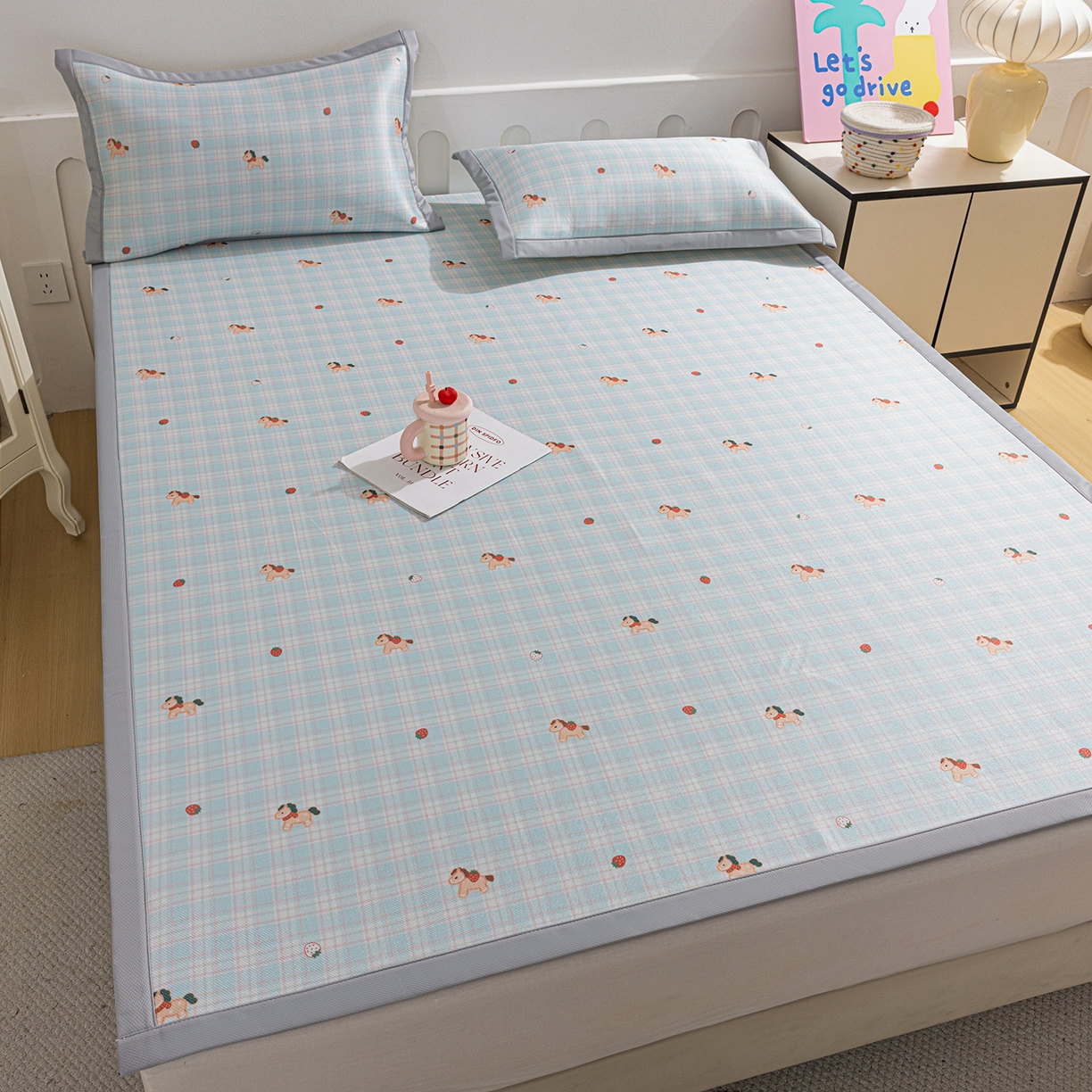 91家纺网 家纺一手货源 找家纺 小萌虎 2026新款碳光冰丝席平铺款床席款 一马当先-蓝