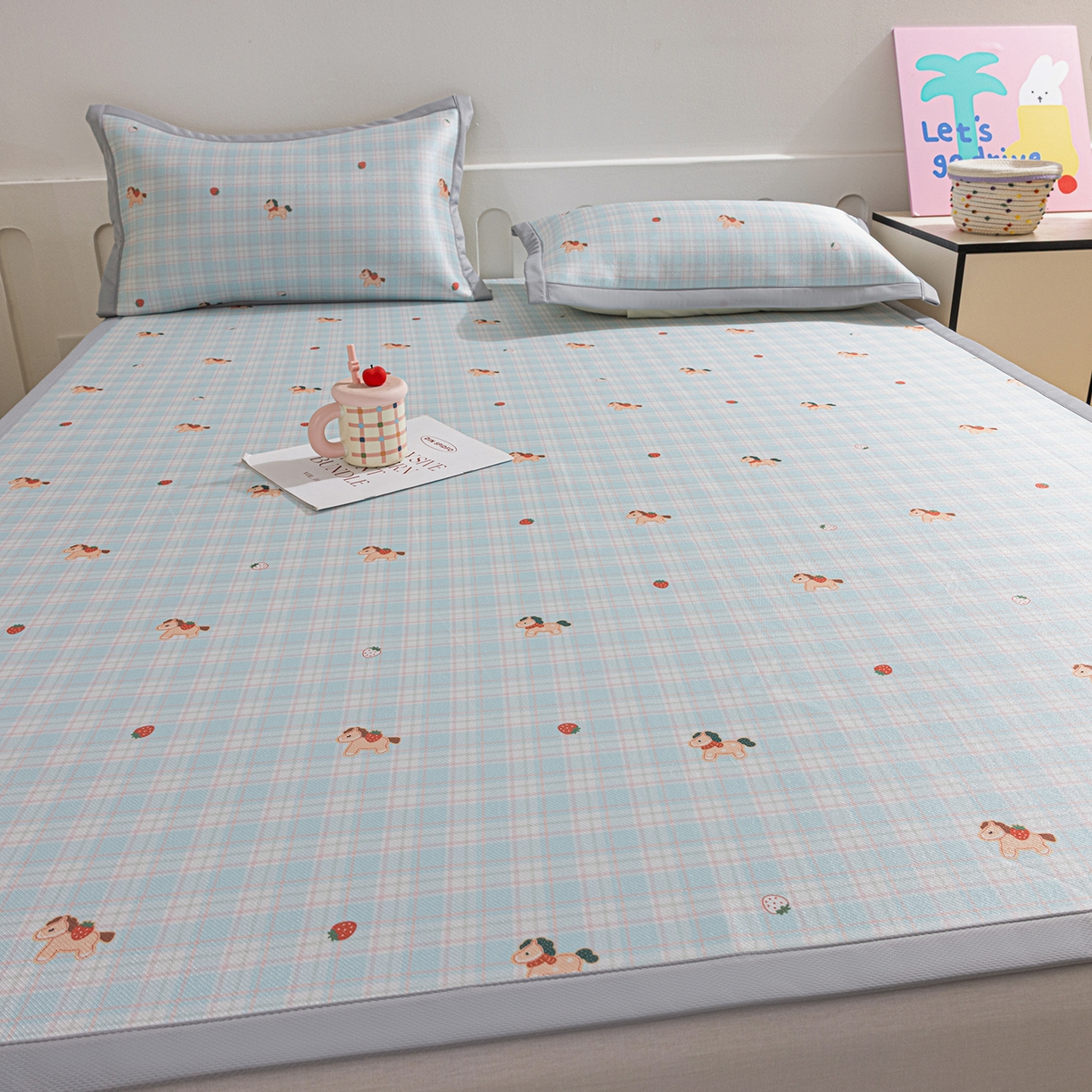 91家纺网 家纺一手货源 找家纺 小萌虎 2026新款碳光冰丝席平铺款床席款 一马当先-蓝