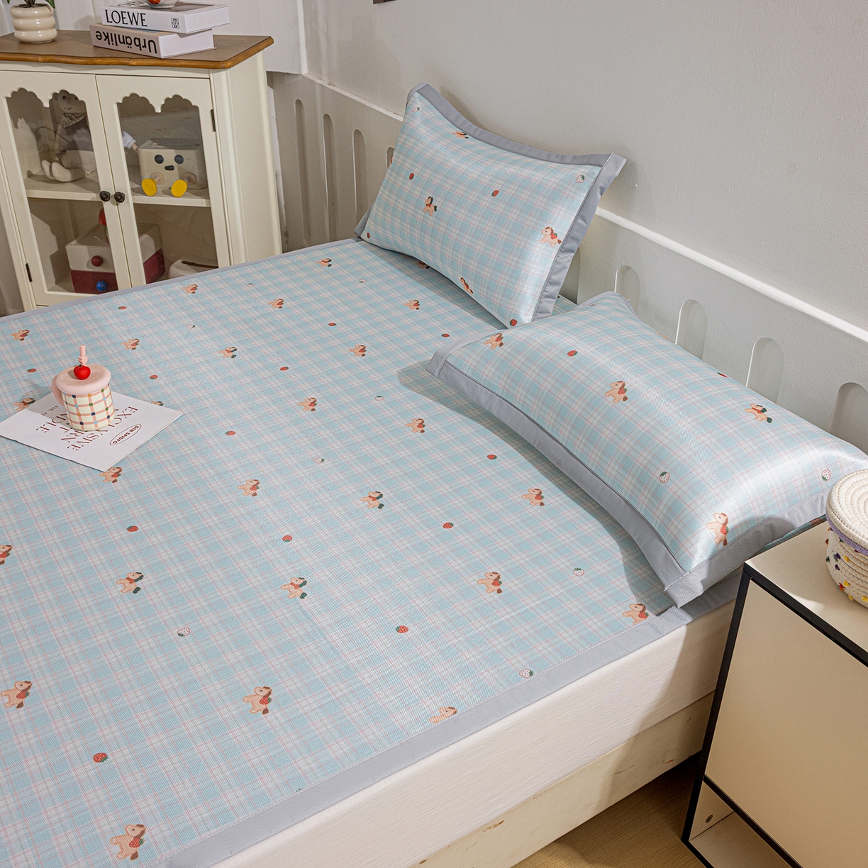 91家纺网 家纺一手货源 找家纺 小萌虎 2026新款碳光冰丝席平铺款床席款 一马当先-蓝