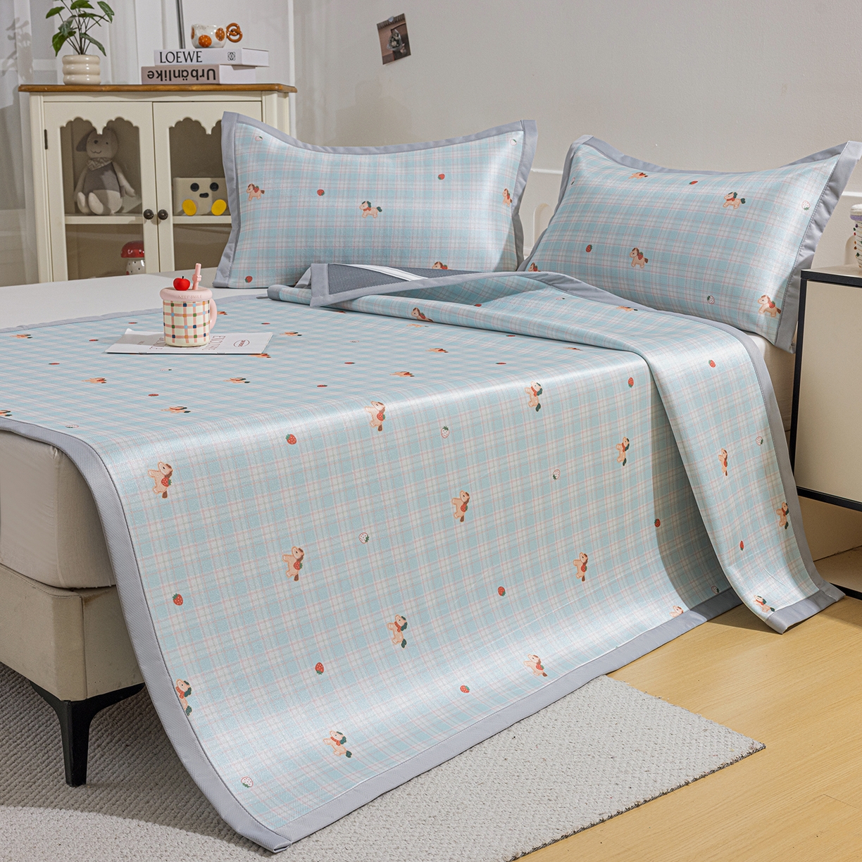 91家纺网 家纺一手货源 找家纺 小萌虎 2026新款碳光冰丝席平铺款床席款 一马当先-蓝