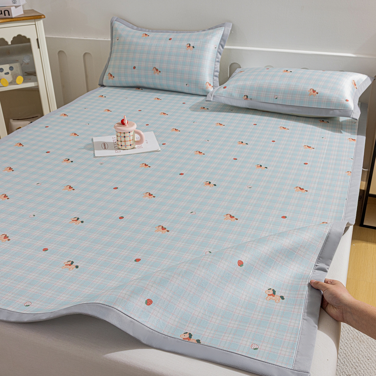 91家纺网 家纺一手货源 找家纺 小萌虎 2026新款碳光冰丝席平铺款床席款 一马当先-蓝