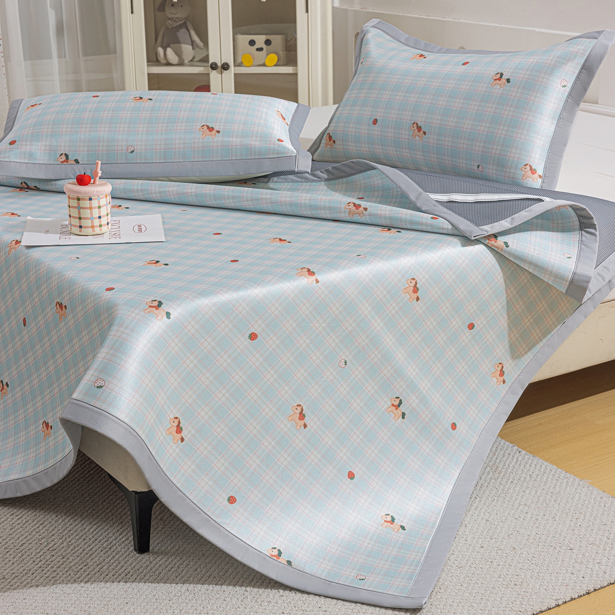 91家纺网 家纺一手货源 找家纺 小萌虎 2026新款碳光冰丝席平铺款床席款 一马当先-蓝