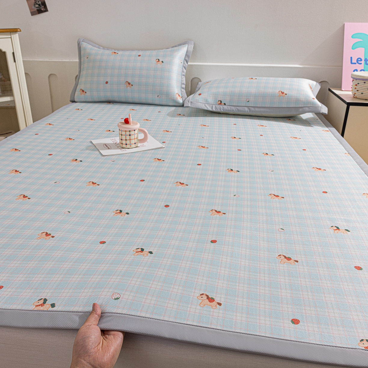 91家纺网 家纺一手货源 找家纺 小萌虎 2026新款碳光冰丝席平铺款床席款 一马当先-蓝