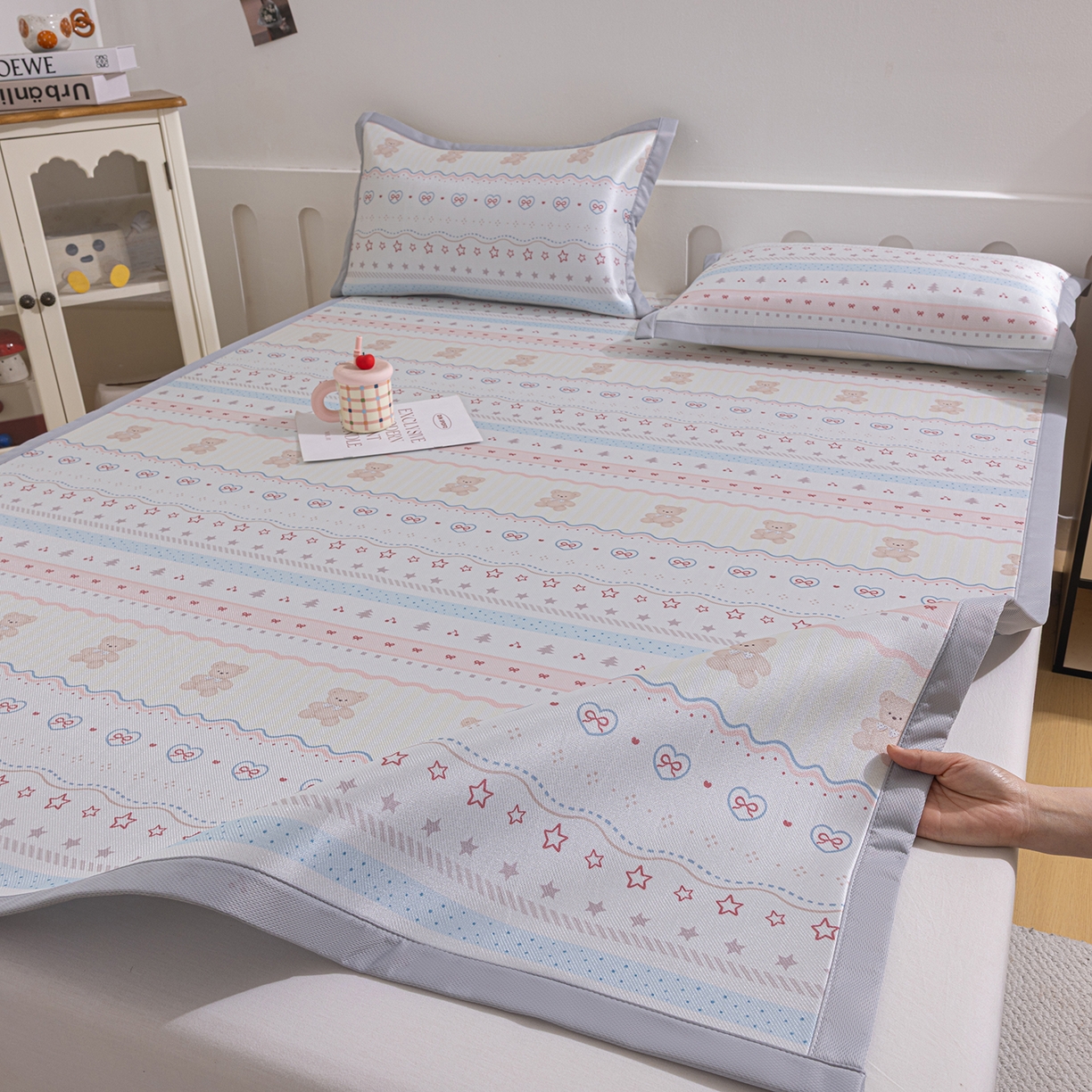 91家纺网 家纺一手货源 找家纺 小萌虎 2026新款碳光冰丝席平铺款床席款 樱桃小熊