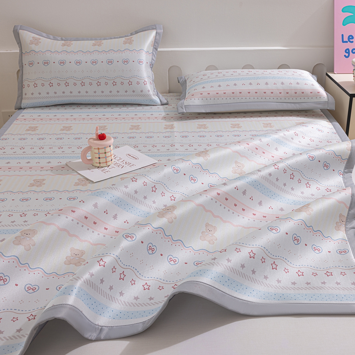 91家纺网 家纺一手货源 找家纺 小萌虎 2026新款碳光冰丝席平铺款床席款 樱桃小熊