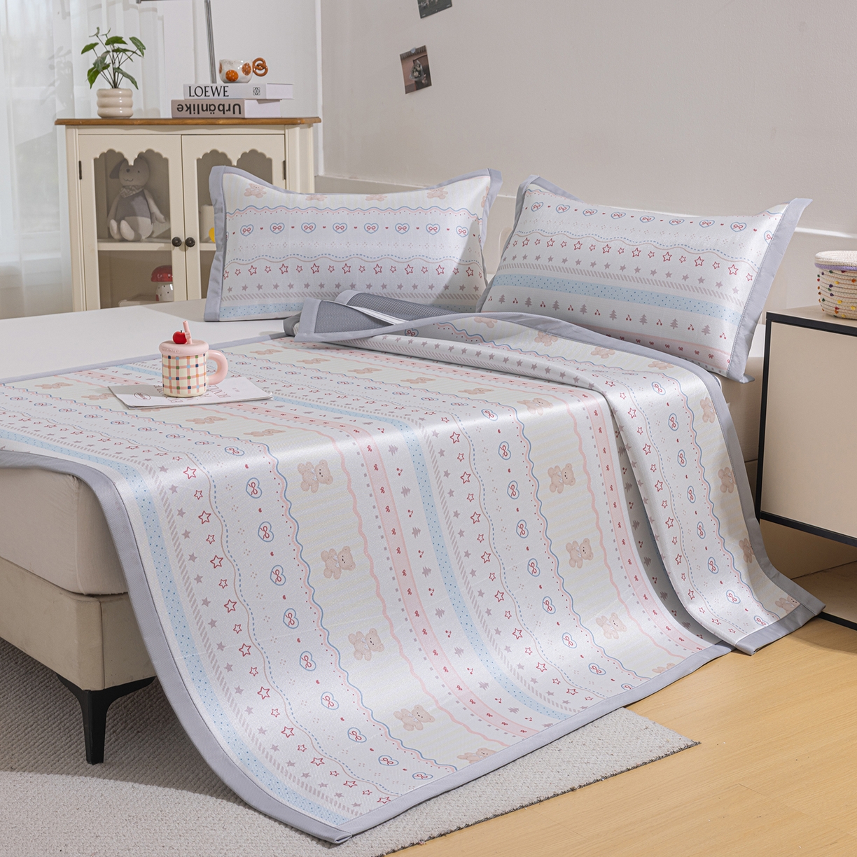 91家纺网 家纺一手货源 找家纺 小萌虎 2026新款碳光冰丝席平铺款床席款 樱桃小熊