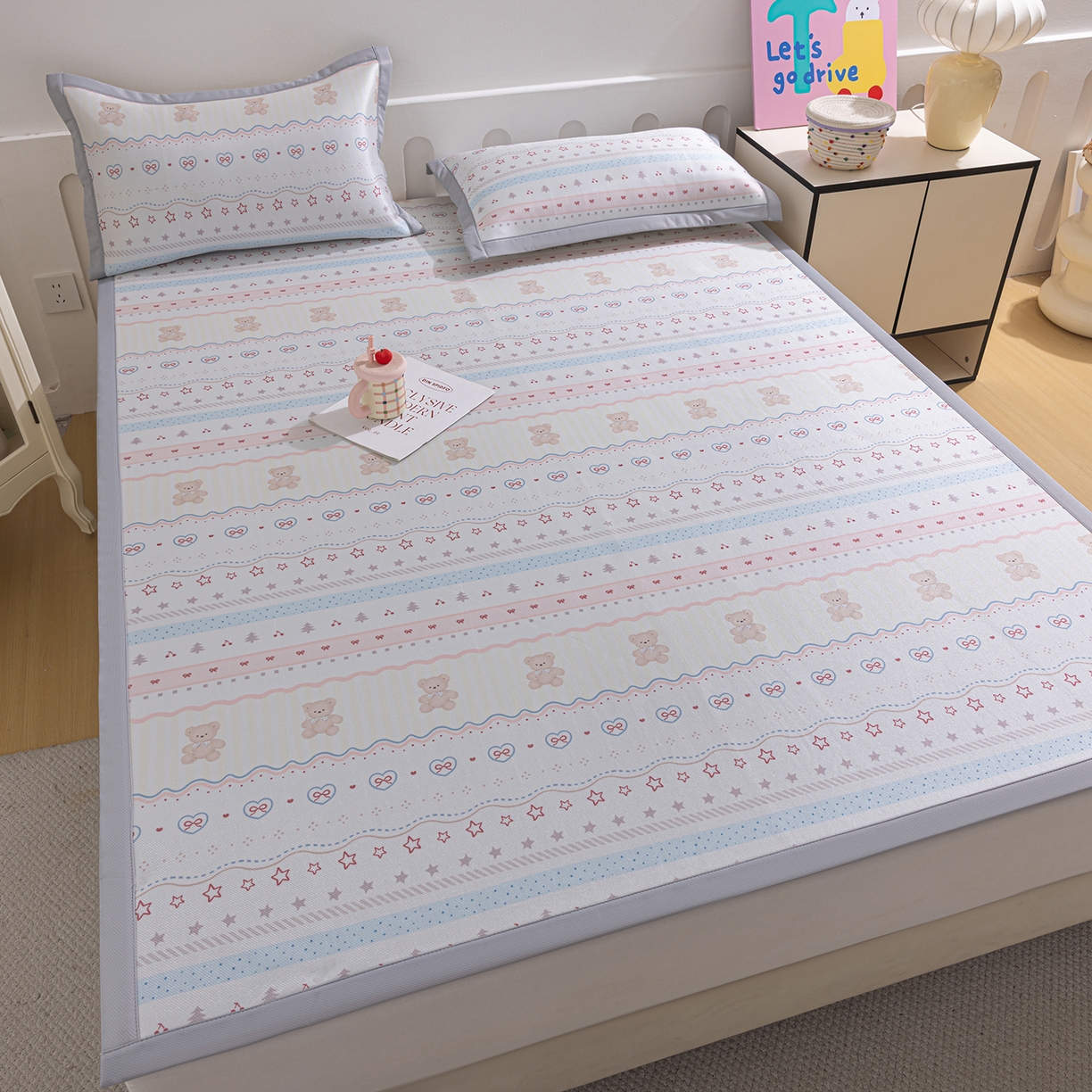 91家纺网 家纺一手货源 找家纺 小萌虎 2026新款碳光冰丝席平铺款床席款 樱桃小熊