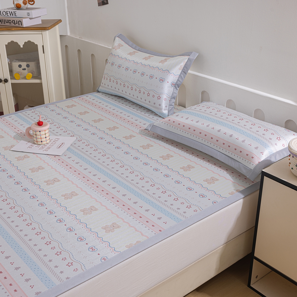 91家纺网 家纺一手货源 找家纺 小萌虎 2026新款碳光冰丝席平铺款床席款 樱桃小熊