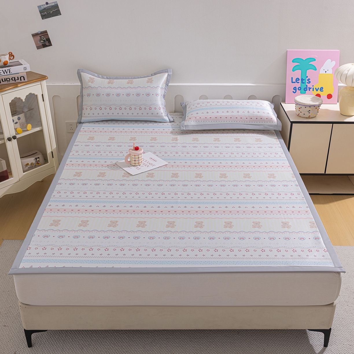 91家纺网 家纺一手货源 找家纺 小萌虎 2026新款碳光冰丝席平铺款床席款 樱桃小熊