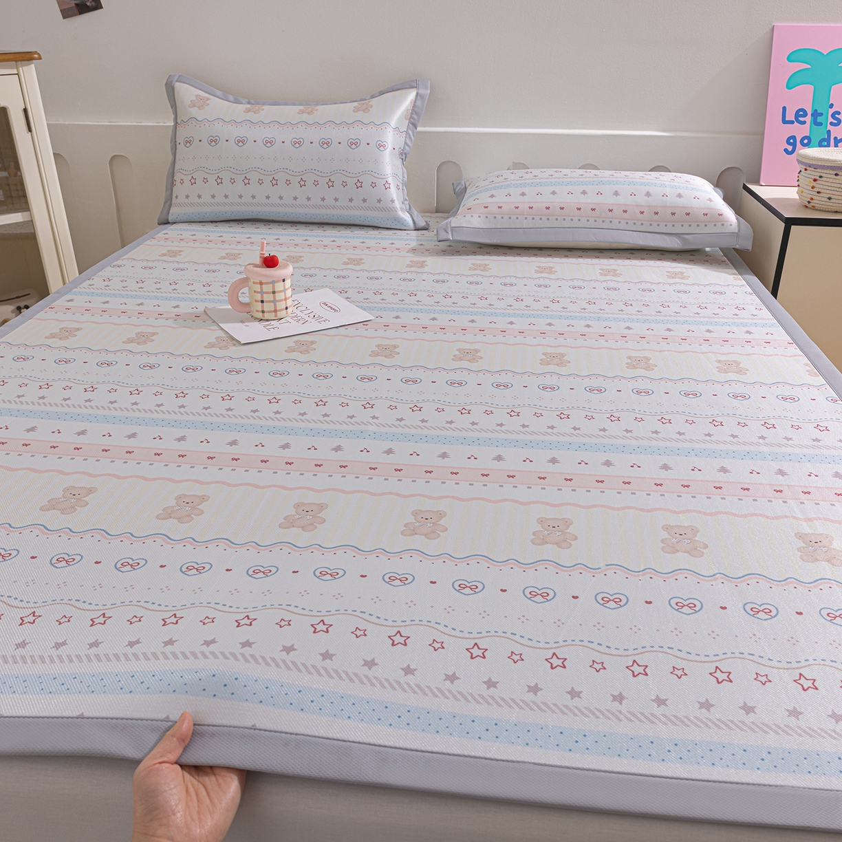 91家纺网 家纺一手货源 找家纺 小萌虎 2026新款碳光冰丝席平铺款床席款 樱桃小熊