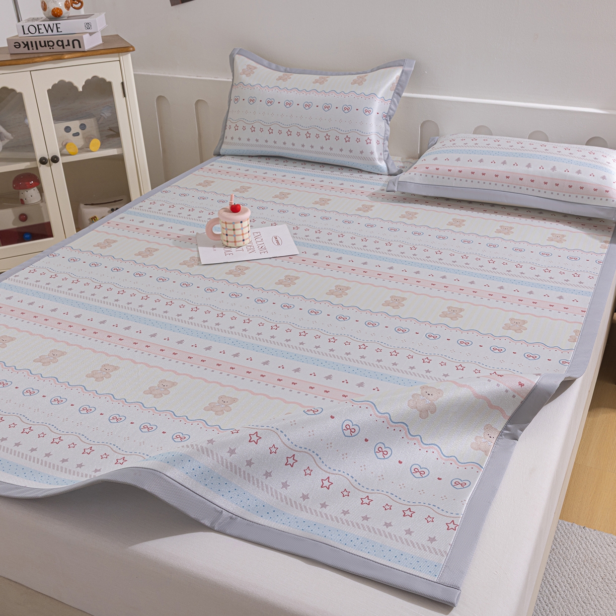 91家纺网 家纺一手货源 找家纺 小萌虎 2026新款碳光冰丝席平铺款床席款 樱桃小熊