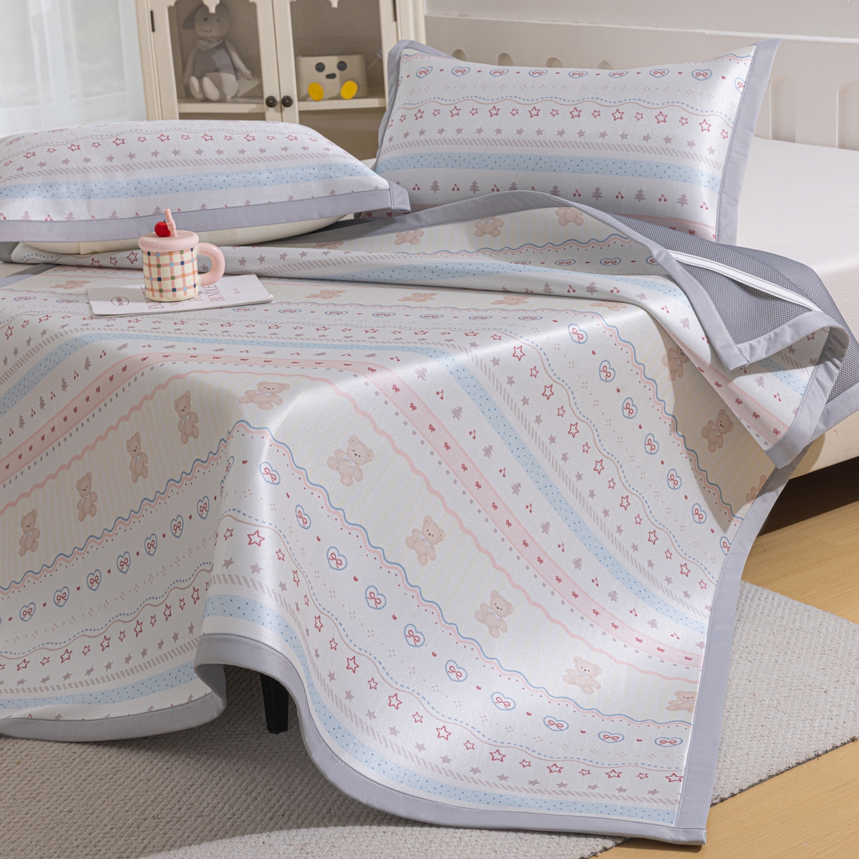 91家纺网 家纺一手货源 找家纺 小萌虎 2026新款碳光冰丝席平铺款床席款 樱桃小熊