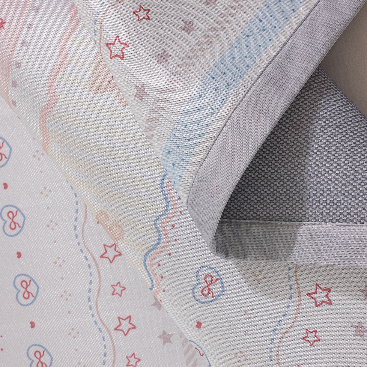 91家纺网 家纺一手货源 找家纺 小萌虎 2026新款碳光冰丝席平铺款床席款 樱桃小熊