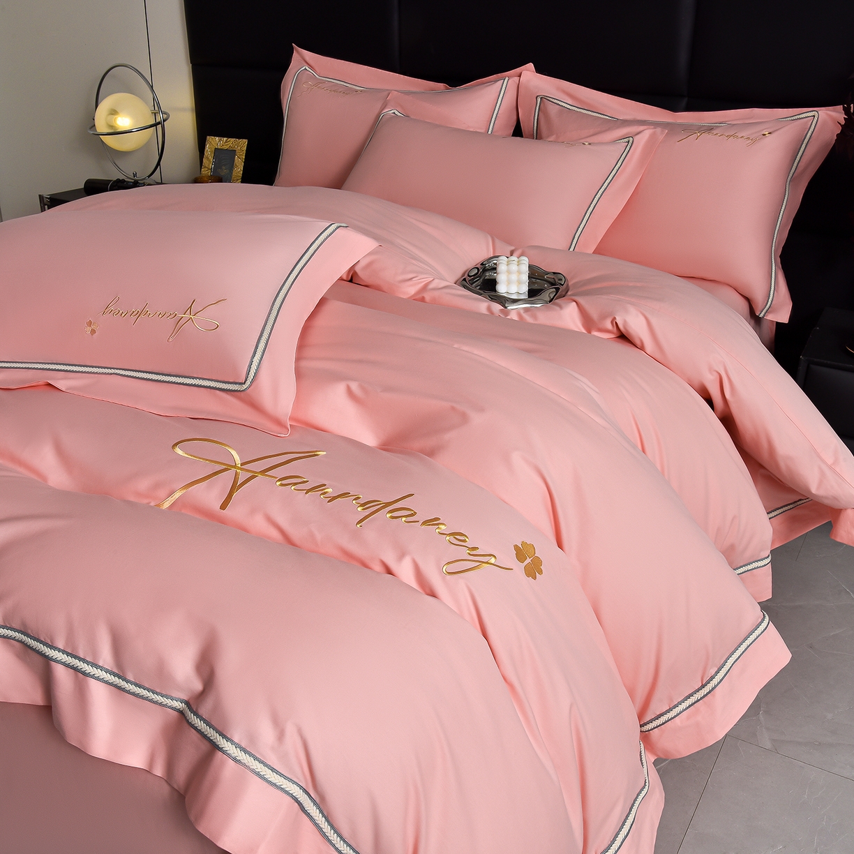 91家纺网 家纺一手货源 找家纺 湘雪家居 2026新款长绒棉高支高密纯棉刺绣四件套-幕镜款 幕镜-桃杏粉