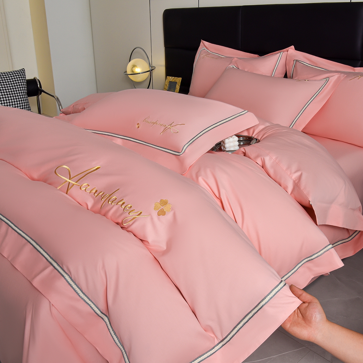 91家纺网 家纺一手货源 找家纺 湘雪家居 2026新款长绒棉高支高密纯棉刺绣四件套-幕镜款 幕镜-桃杏粉