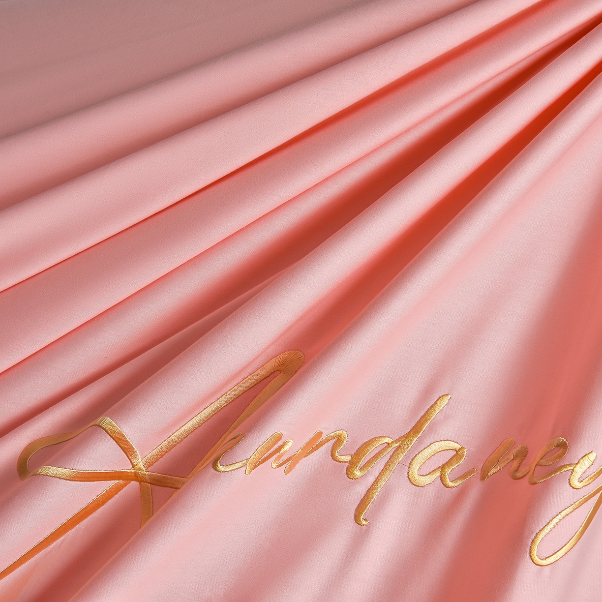 91家纺网 家纺一手货源 找家纺 湘雪家居 2026新款长绒棉高支高密纯棉刺绣四件套-幕镜款 幕镜-桃杏粉